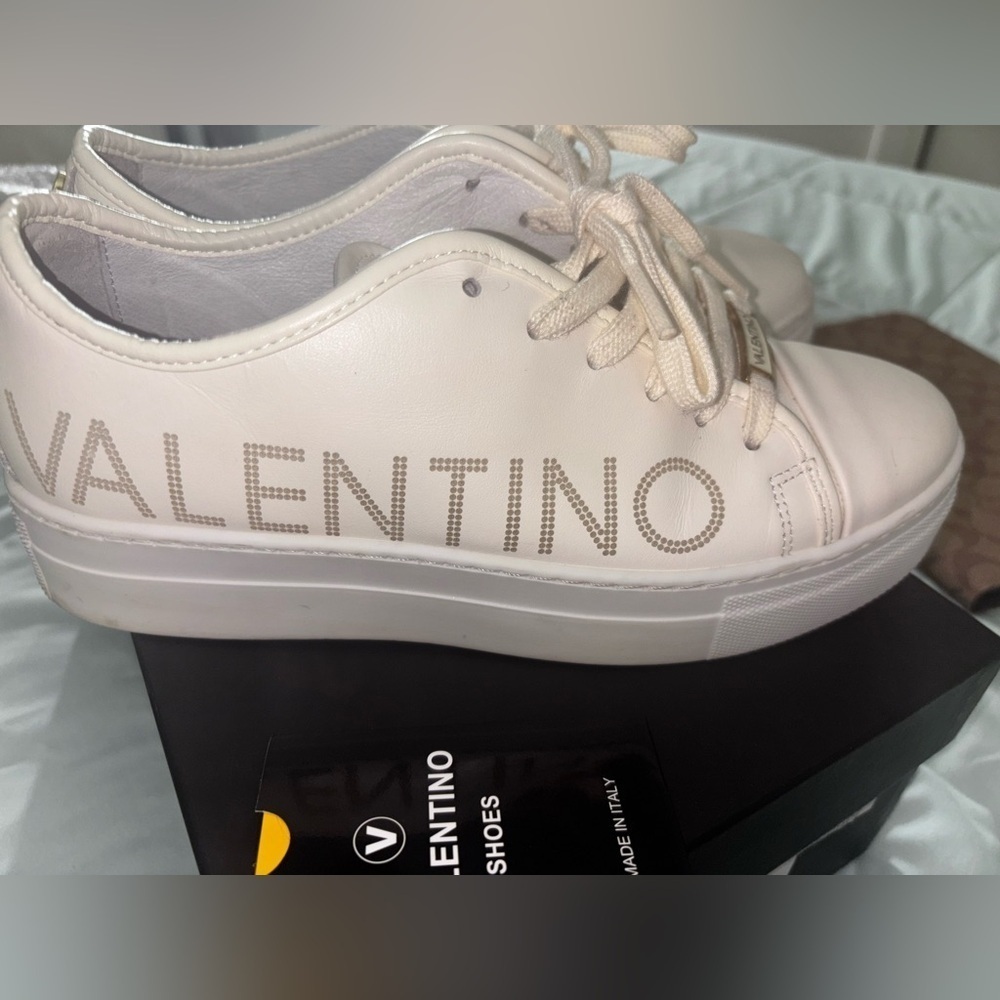 Valentino Sneakers Sleek Low-Top Design